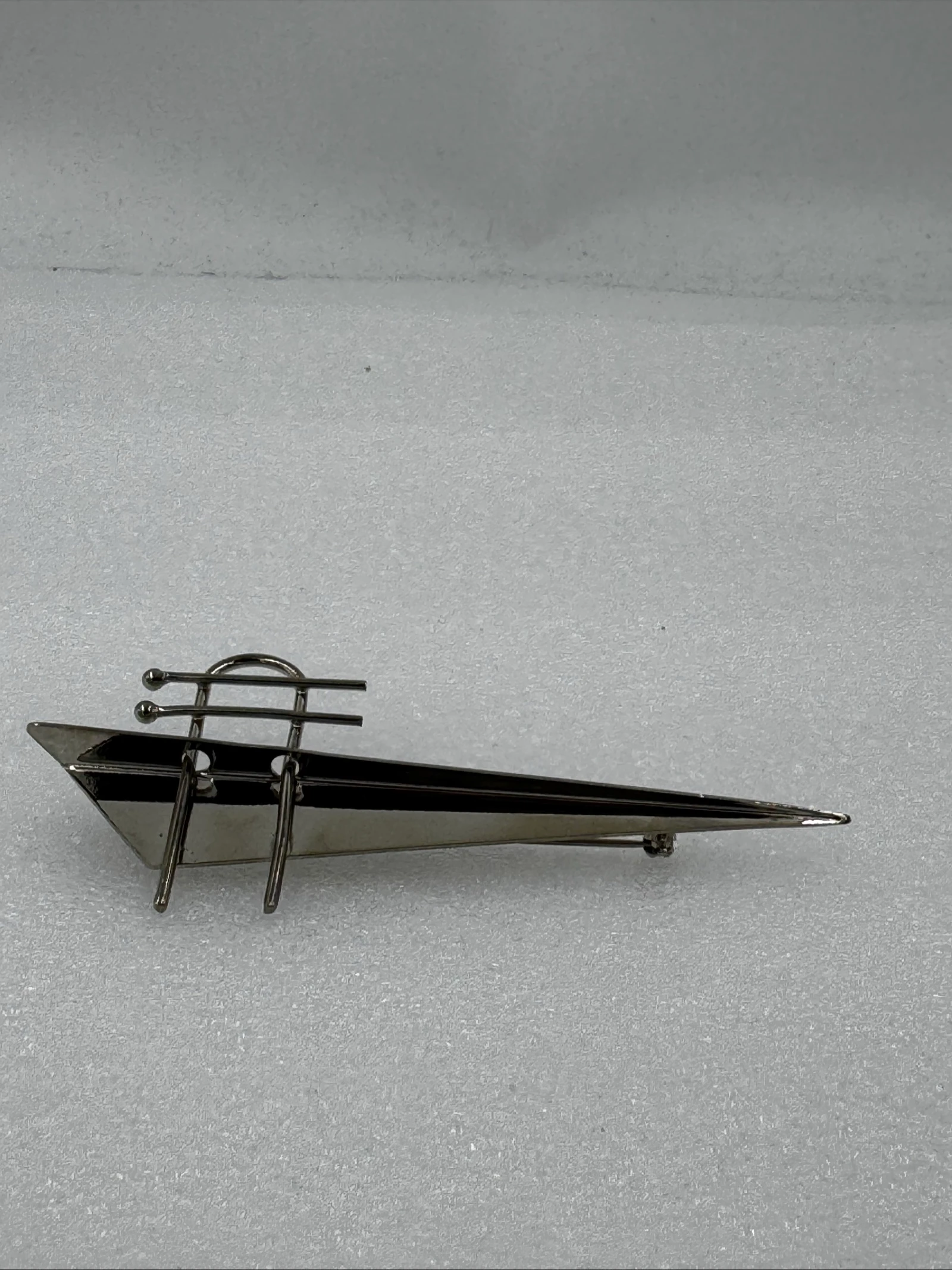 Zilverkleurige Broche - Abstract Zeilboot Design